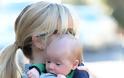Πρώτες φωτογραφίες της Reese Witherspoon με το μωρό της