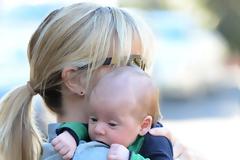 Πρώτες φωτογραφίες της Reese Witherspoon με το μωρό της