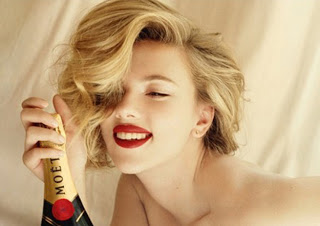 Scarlett Johansson: Το στήθος ασφυκτιά μέσα στον κορσέ! (Φωτό) - Φωτογραφία 1