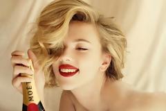 Scarlett Johansson: Το στήθος ασφυκτιά μέσα στον κορσέ! (Φωτό)