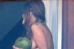 Αντί για σουτιέν… καρύδα