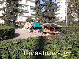 Παγκάκια… τσαντίρια από άστεγους στο κέντρο της Θεσσαλονίκης! - Φωτογραφία 1