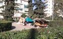 Παγκάκια… τσαντίρια από άστεγους στο κέντρο της Θεσσαλονίκης!