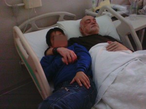 Συγκλονίζει η φωτογραφία του Μπάρκουλη με τον γιο του στο κρεβάτι νοσοκομείου - Φωτογραφία 1