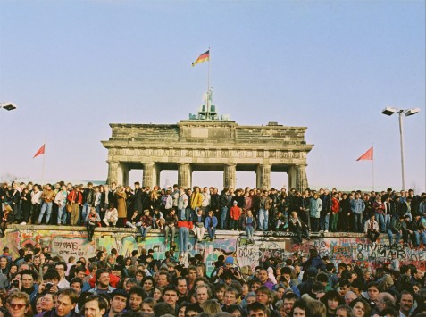 Κομμουνιστική Παράνοια: Σαν Σήμερα πριν 23 χρόνια έγινε η πτώση του Τείχους!!! (Οι νοσταλγοί της φρίκης, μιλάνε σήμερα για ελευθερία...) - Φωτογραφία 1