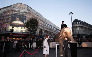 Ένας ελέφαντας φέρνει τα Χριστούγεννα στο Παρίσι - Φωτογραφία 1