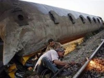 Μετωπική σύγκρουση τρένων στην Αίγυπτο - Φωτογραφία 1