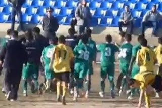Ξύλο σε ποδοσφαιρικό αγώνα στο Τατζικιστάν (video) - Φωτογραφία 1