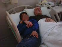 Συγκλονίζει η φωτογραφία του Ανδρέα Μπάρκουλη με τον γιο του στο κρεβάτι νοσοκομείου - Φωτογραφία 1