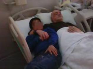 Συγκλονίζει η φωτογραφία του Ανδρέα Μπάρκουλη με τον γιο του στο κρεβάτι νοσοκομείου - Φωτογραφία 1