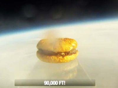 ΦΩΤΟ: Ένα χάμπουργκερ ταξιδεύει στο… Διάστημα! - Φωτογραφία 1