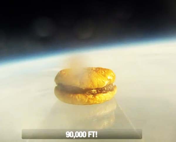 ΦΩΤΟ: Ένα χάμπουργκερ ταξιδεύει στο… Διάστημα! - Φωτογραφία 2