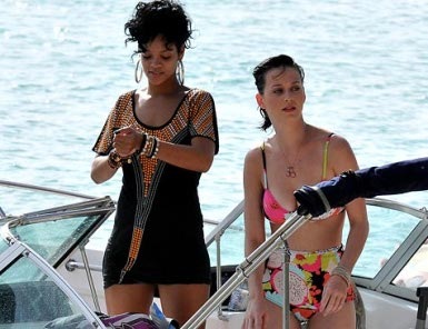 Rihanna- Katy Perry: το ιστορικό μίας φιλίας που κατέληξε σε μαλλιοτράβηγμα - Φωτογραφία 5