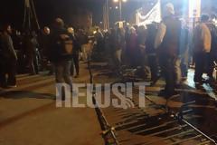 Διαδηλωτές έριξαν τα κάγκλελα μπροστά από τη Βουλή - Ένταση στο Σύνταγμα