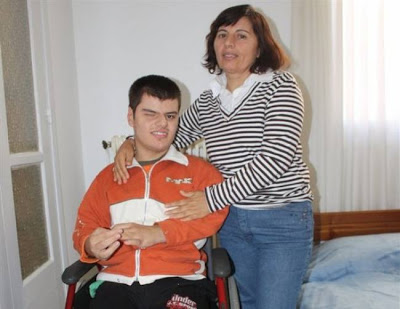 Ντροπή-Έκοψαν το επίδομα σε 26χρονο με 100% αναπηρία   Read more: http://www.newsbomb.gr/koinwnia/story/251754/ntropi-ekopsan-to-epidoma-se-26hrono-me-100-anapiria#ixzz2BvrsjMc2 - Φωτογραφία 1