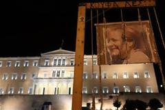 «Κρέμασαν» τη Μέρκελ στο Σύνταγμα - Δείτε φωτό