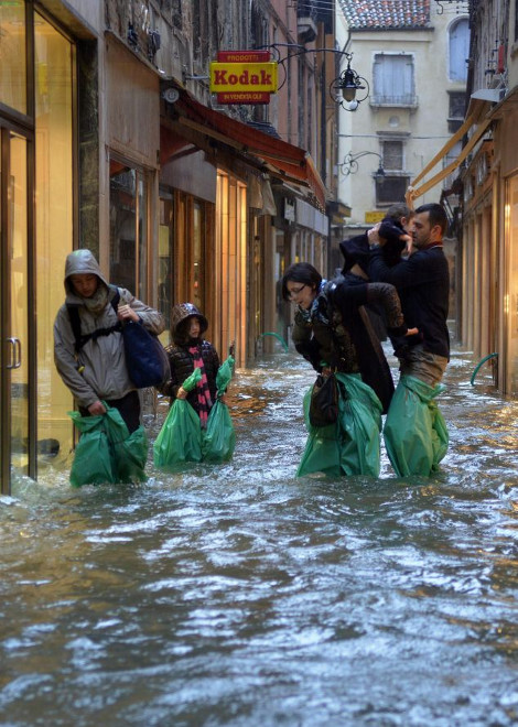 Βενετία-Η πλωτή πολιτεία - «Βούλιαξε» κάτω από ενάμιση μέτρο νερού [εικόνες] - Φωτογραφία 4