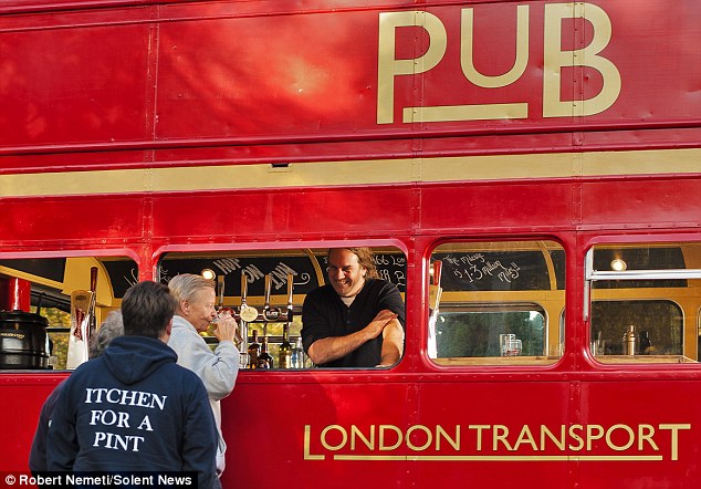 Λονδρέζικο λεωφορείο «μεταμορφώθηκε» σε παμπ! - Φωτογραφία 3
