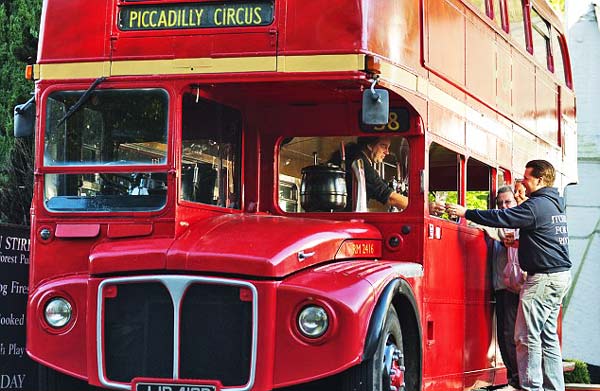 Λονδρέζικο λεωφορείο «μεταμορφώθηκε» σε παμπ! - Φωτογραφία 4