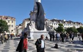 Με μαύρα πέπλα σε αγάλματα υποδέχονται τη Μέρκελ στην Πορτογαλία - Φωτογραφία 1