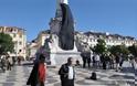 Με μαύρα πέπλα σε αγάλματα υποδέχονται τη Μέρκελ στην Πορτογαλία