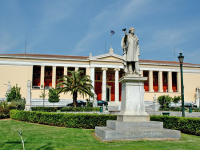Εισέβαλλαν με κουκούλες στο Πανεπιστήμιο Αθηνών - Φωτογραφία 1
