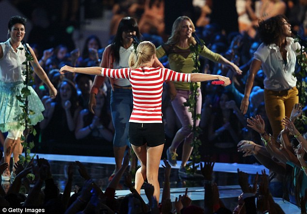 MTV EMA: Καλύτερη τραγουδίστρια η Swift και τραγουδιστής ο Bieber - Φωτογραφία 2