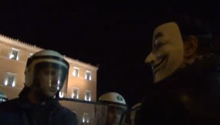 Βίντεο αναγνώστη από τη χθεσινή συγκέντρωση - Πολίτης με μάσκα anonymous μπροστά στα ΜΑΤ - Φωτογραφία 1