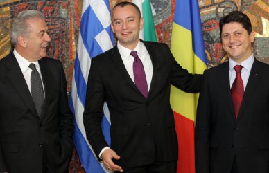 Τριμερής συνάντηση των υπουργών Εξωτερικών Ελλάδας, Βουλγαρίας και Ρουμανίας για τη διαμόρφωση της κοινής ευρωπαϊκής πολιτικής - Φωτογραφία 1