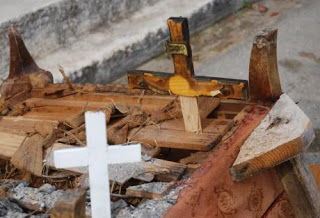 Πανικός στην Κάτω Αχαϊα: Μετανάστες έκαψαν σταυρούς και χριστιανικές εικόνες προκαλώντας οργή και αγανάκτηση - Φωτογραφία 1