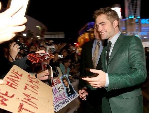 Αγκαλίτσα στην πρεμιέρα του Twilight εμφανίστηκαν Stewart και Pattinson - Φωτογραφία 11