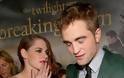 Αγκαλίτσα στην πρεμιέρα του Twilight εμφανίστηκαν Stewart και Pattinson - Φωτογραφία 9