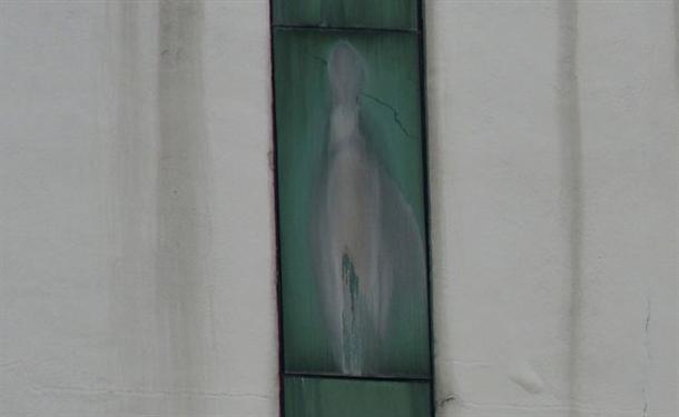 Πιστοί «είδαν» την Παρθένο Μαρία σε παράθυρο νοσοκομείου - Φωτογραφία 2