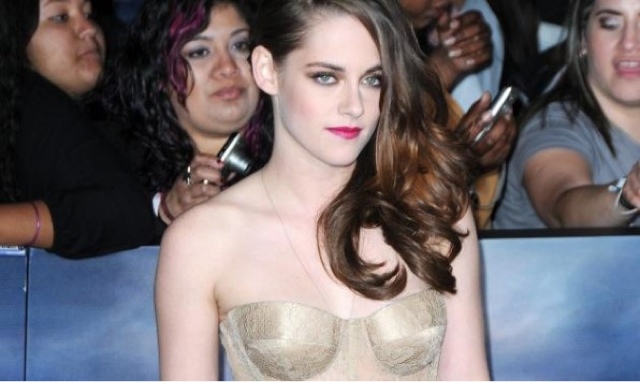 K. Stewart: Με αποκαλυπτικό φόρεμα στο πλευρό του R. Pattinson στην
πρεμιέρα του Twilight! - Φωτογραφία 1