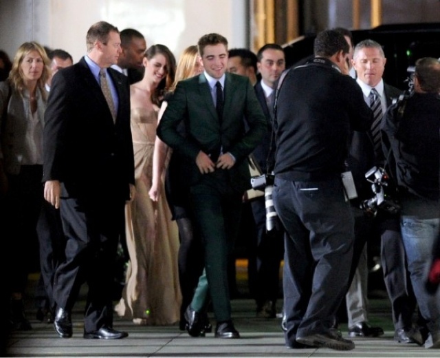 K. Stewart: Με αποκαλυπτικό φόρεμα στο πλευρό του R. Pattinson στην
πρεμιέρα του Twilight! - Φωτογραφία 3