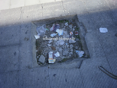 Μια τεράστια λακκούβα πάνω σε πεζόδρομο στα Τρίκαλα - Φωτογραφία 2
