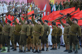 Ρωσική παρέλαση με στολές του Β' Παγκοσμίου Πολέμου προς τιμή των πεσόντων - Φωτογραφία 1