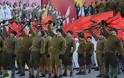 Ρωσική παρέλαση με στολές του Β' Παγκοσμίου Πολέμου προς τιμή των πεσόντων