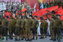 Ρωσική παρέλαση με στολές του Β' Παγκοσμίου Πολέμου προς τιμή των πεσόντων