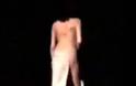 Πάτησε το ρούχο της και έμεινε γυμνή στην πασαρέλα (video)