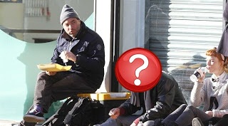 Ποιος πασίγνωστος ηθοποιός εθεάθη να τρώει κάτω στο δρόμο; - Φωτογραφία 1