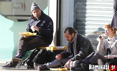 Ποιος πασίγνωστος ηθοποιός εθεάθη να τρώει κάτω στο δρόμο; - Φωτογραφία 3