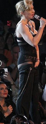 Madonna: Οι άσεμνες κινήσεις στη σκηνή και ένα όπλο για… γλείψιμο! - Φωτογραφία 3