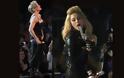 Madonna: Οι άσεμνες κινήσεις στη σκηνή και ένα όπλο για… γλείψιμο!