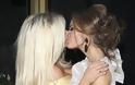 ΦΩΤΟ – ΦΙΛΙΟΥΝΤΑΙ ΣΤΟ ΣΤΟΜΑ: H Chloe Sims τα κάνει όλα για το νέο της βιβλίο! - Φωτογραφία 2