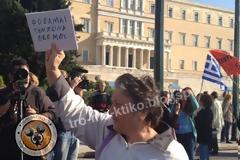 Οι σημαίες των χωρών που πλήττονται απ΄την κρίση, στην πορεία στο Σύνταγμα