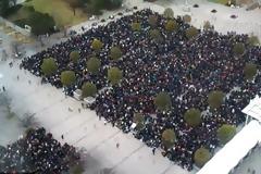 Πώς μπαίνουν 500.000 άτομα σε έναν εκθεσιακό χώρο