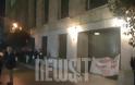 Χάος στην Τράπεζα Ελλάδος - Μικροομολογιούχοι κλωτσούσαν και έριχναν μπουνιές στο πανάκριβο αυτοκίνητο του Βενιζέλου - Είχαν εγκλωβίσει τον Σαχινίδη - Φωτογραφία 2