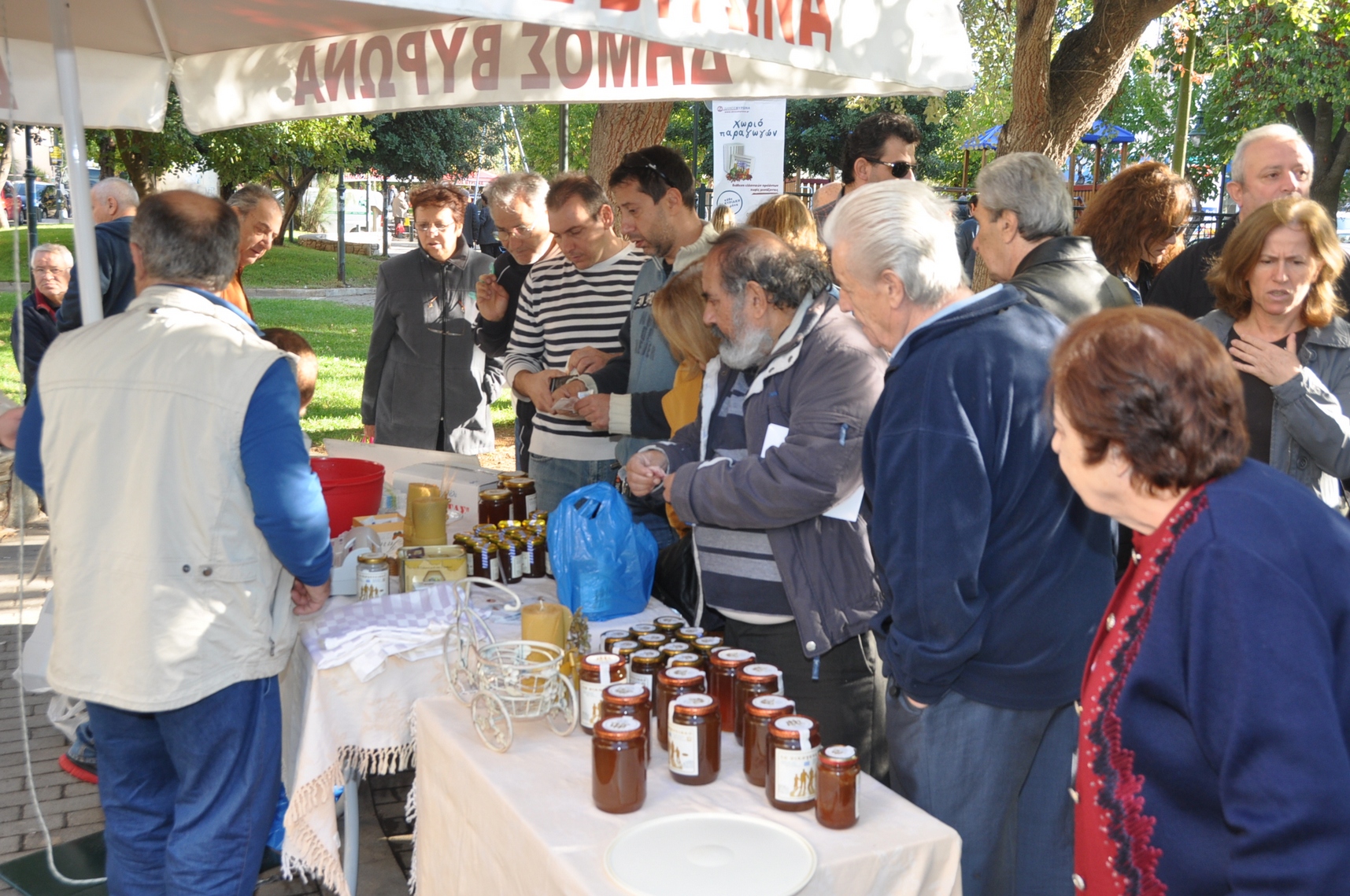 O κόσμος αγκάλιασε μοναδικά το Χωριό Παραγωγών του Δήμου Βύρωνα! Διατέθηκαν 42 τόνοι προϊόντων - Φωτογραφία 2