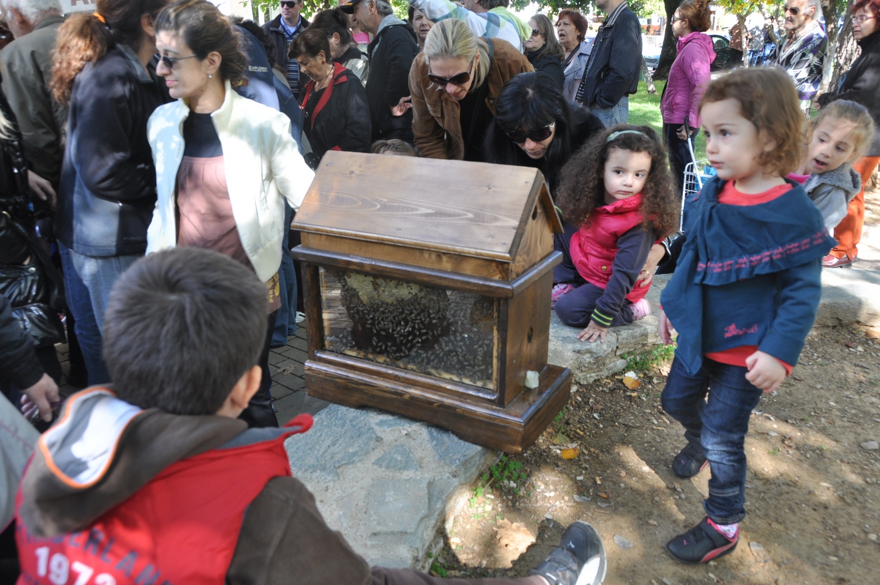 O κόσμος αγκάλιασε μοναδικά το Χωριό Παραγωγών του Δήμου Βύρωνα! Διατέθηκαν 42 τόνοι προϊόντων - Φωτογραφία 3